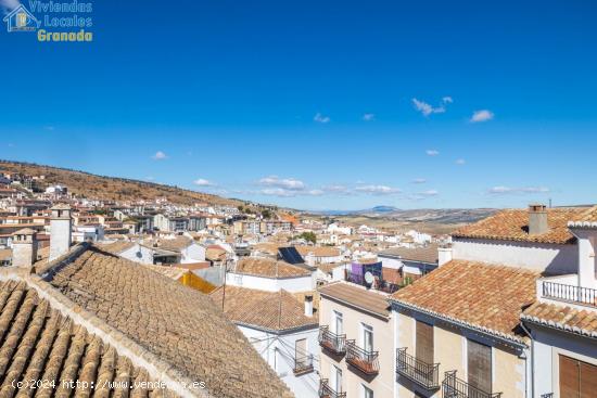 Espectacular edificio a 3 calles con vivienda y locales comerciales en pleno centro de Alhama de Gr 