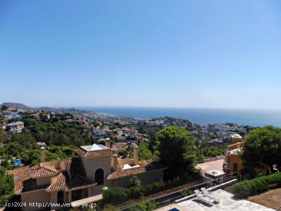 Chalet con vistas despejadas al mar en la mejor Urb. de Málaga - MALAGA