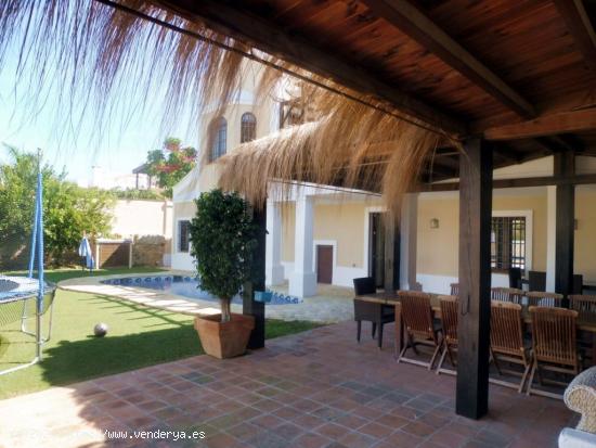 Precioso chalet de 6 dormitorios a 600m de la playa - MALAGA