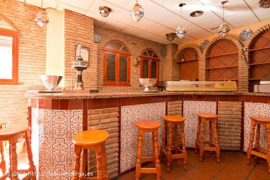 Local con licencia de bar con cocina. Granada centro - Arabial. Venta y alquiler opción a compra. -