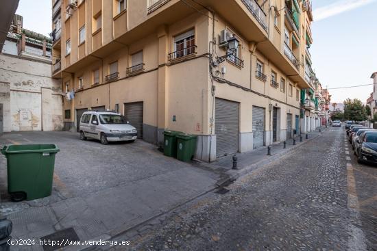 ATENCIÓN INVERSORES!!!!!  Gran Local en planta baja en Calle Santiago. - GRANADA