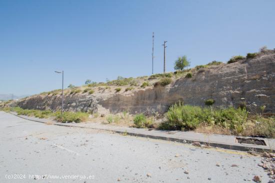 Solar de 604 metros cuadrados de forma rectangular-irregular, situado en La Zubia, en zona Laurel de