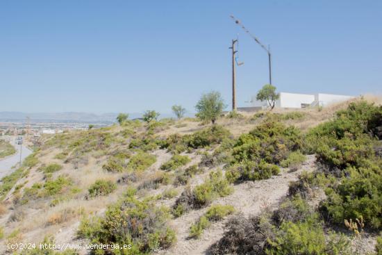 Solar de 604 metros cuadrados de forma rectangular-irregular, situado en La Zubia, en zona Laurel de