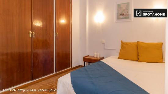 Se alquilan habitaciones en apartamento de 6 dormitorios en Madrid - MADRID