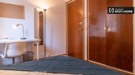 Se alquilan habitaciones en apartamento de 6 dormitorios en Madrid - MADRID