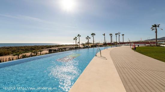 Fantástica vivienda en primera línea de playa con vistas al mar - ALMERIA