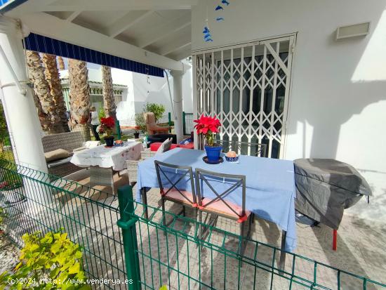 Amplio bungalow de 2 dormitorios con solarium recién renovado - ALMERIA