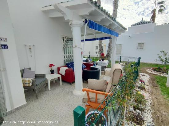 Amplio bungalow de 2 dormitorios con solarium recién renovado - ALMERIA