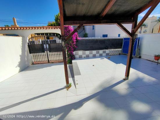 Bonito chalet de 4 dormitorios en el centro y cerca de playa - ALMERIA