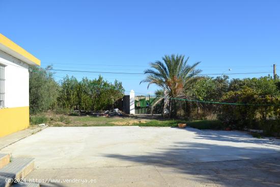 PARCELA URBANA CON CASA Y PISCINA EN URB. EL CORZO - SEVILLA