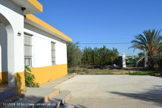 PARCELA URBANA CON CASA Y PISCINA EN URB. EL CORZO - SEVILLA