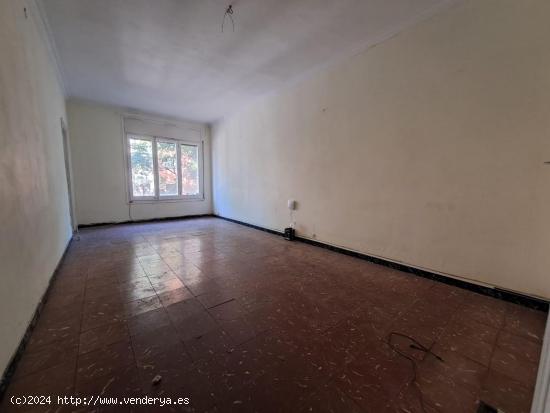 Estupendo piso a reformar en zona Maragall - BARCELONA