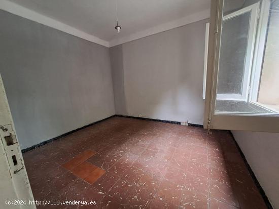 Estupendo piso a reformar en zona Maragall - BARCELONA