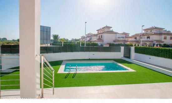 Villa independiente con piscina privada en La Marina - ALICANTE