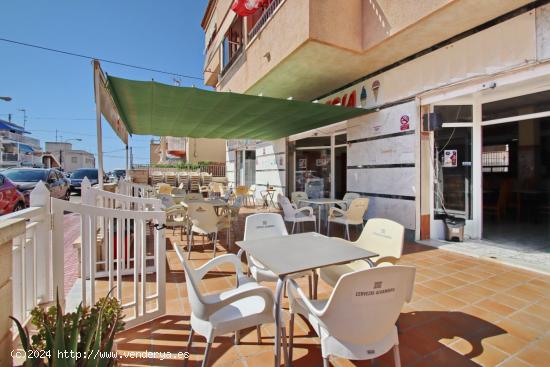 Local con terraza enorme, donde se encuentra 3 negocios en Santa Pola!!! - ALICANTE