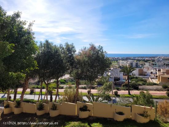 ESTUPENDO PISO CON VISTAS - ALMERIA