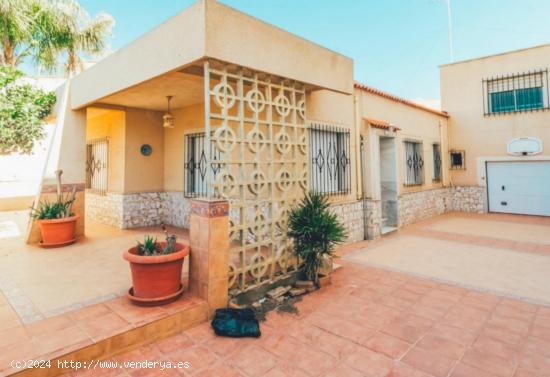 Chalet y local comercial en venta - ALMERIA