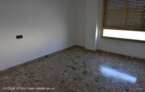 Gran piso céntrico a la venta. - ALMERIA