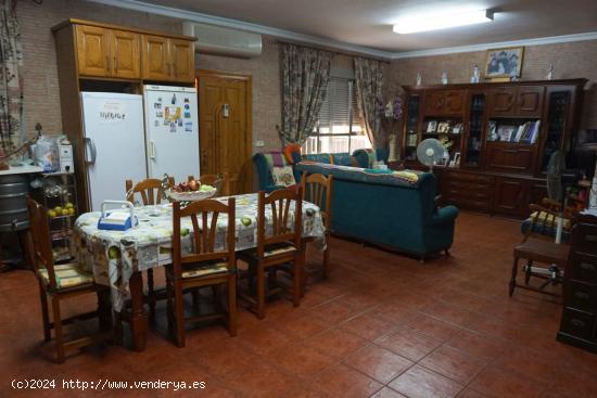 CASA EN VENTA EN DALÍAS - ALMERIA