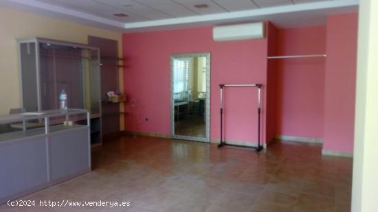 LOCAL COMERCIAL CON ESCAPARATE - ALMERIA