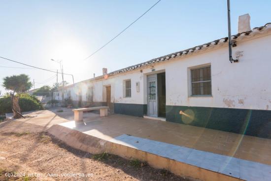 Casa rural con Finca de 26740 m² de regadío en Alhama de Murcia. Cultiva, produce y vive. - MURCIA