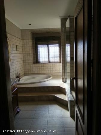 PRECIOSO CHALET PRACTICAMENTE A ESTRENAR CON PISCINA A 5 MINUTOS DE ELCHE - ALICANTE