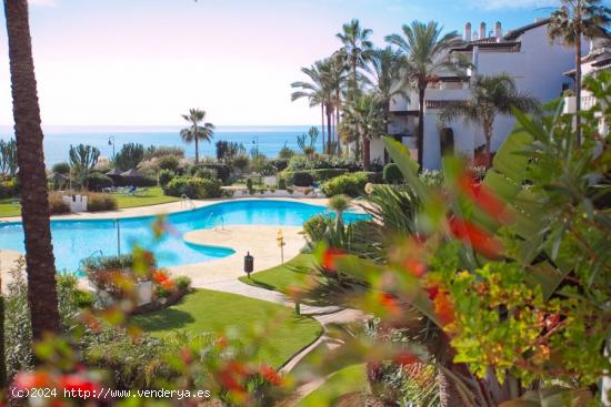 Estupendo apartamento con vistas al mar de 3 dormitorios. 1ª linea de playa!! - MALAGA