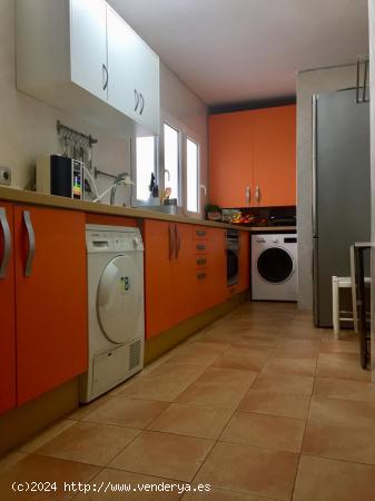 Piso de 4 dormitorios y 2 baños en el Ensanche. - MURCIA