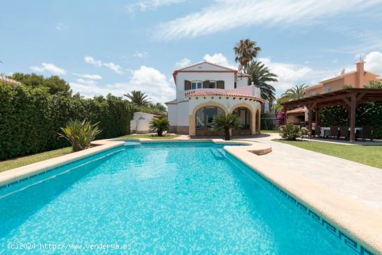 Villa en primera línea de mar con vistas al mar y acceso directo a la playa en Denia - ALICANTE