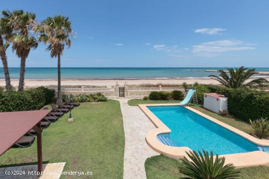 Villa en primera línea de mar con vistas al mar y acceso directo a la playa en Denia - ALICANTE