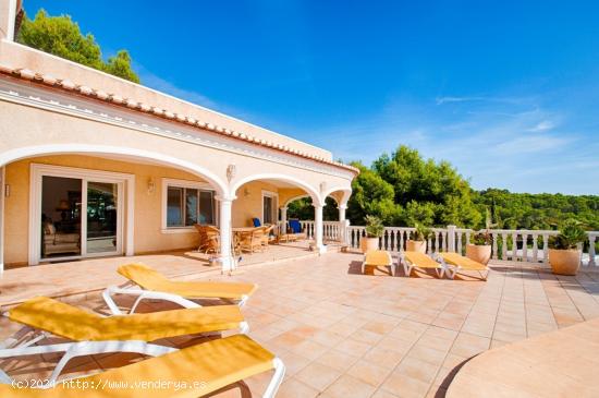 MAJESTUOSA VILLA CON VISTAS AL MAR, CERCA DE LA PLAYA DE LA FUSTERA, BENISSA - ALICANTE