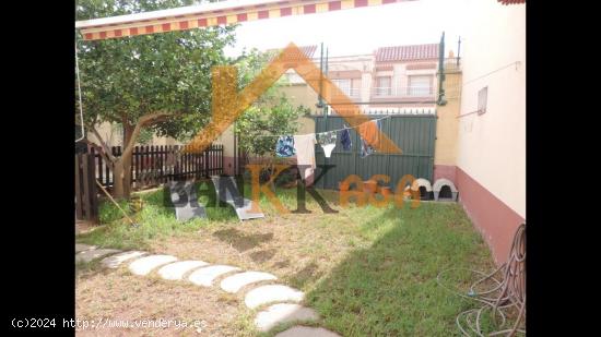 SE VENDE VIVIENDA SOBRE ALMACÉN EN SANTA MARÍA DEL ÁGUILA ZONA PABELLÓN - ALMERIA