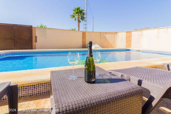 VILLA DE LUJO CON PISCINA PRIVADA Y PARCELA DE 3.100M2 EN REDOVÁN. - ALICANTE