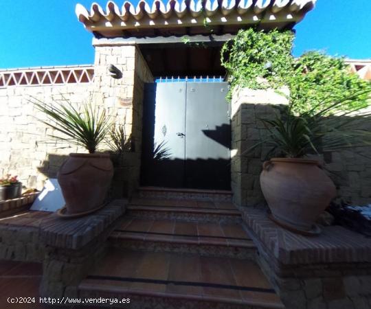 Preciosa Villa de tres plantas, situada en  El Lagarejo , cercano a todo - MALAGA