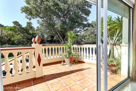 Increíble casa en Los Pacos con 5 dormitorios, 5 baños y majestuoso garaje - MALAGA