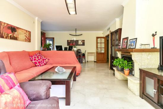 Increíble casa en Los Pacos con 5 dormitorios, 5 baños y majestuoso garaje - MALAGA