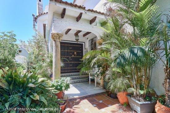 Gran villa en el centro de Marbella, perfecta ubicación, 8 dormitorios y jardín con piscina privad