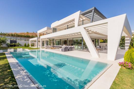 Villa de 6 dormitorios y 8 baños en Nueva Andalucía, Marbella. Obra Nueva - MALAGA