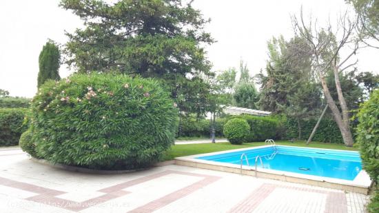 Precioso chalet con terreno de 3500m2 y piscina - MADRID