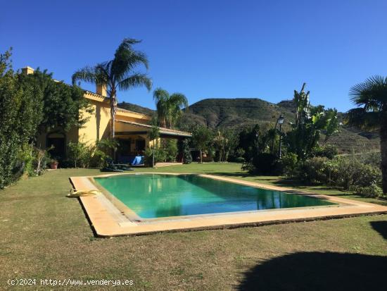 Espectacular finca con más de 10.000 M2 de parcela en una magnifica loma. - MALAGA