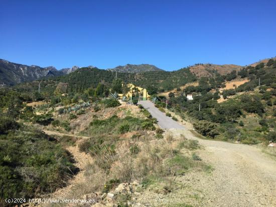 Espectacular finca con más de 10.000 M2 de parcela en una magnifica loma. - MALAGA