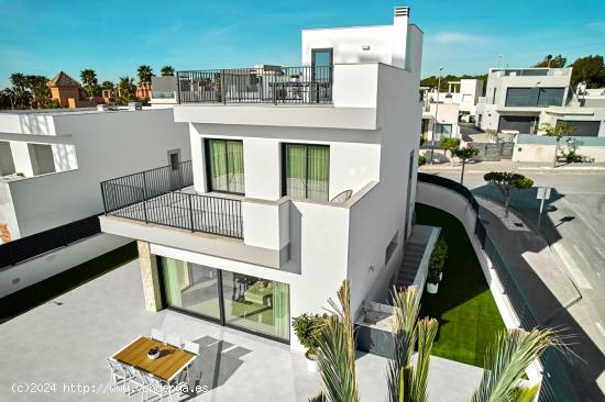 VILLAS DE OBRA NUEVA EN SAN MIGUEL DE SALINAS - ALICANTE