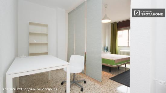Habitación íntima con armario empotrado en el apartamento compartido, Ronda - GRANADA