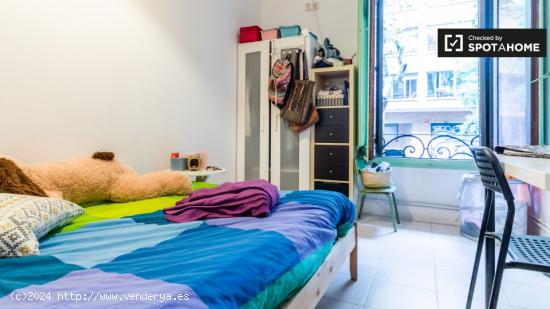Se alquila habitación en piso de 12 habitaciones, Poblenou - Mujeres - BARCELONA