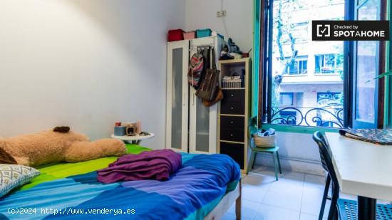 Se alquila habitación en piso de 12 habitaciones, Poblenou - Mujeres - BARCELONA