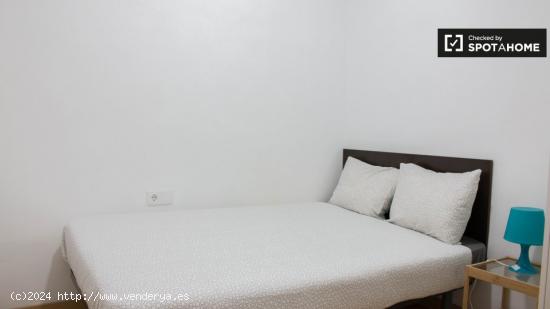 Habitación sencilla en apartamento de 3 dormitorios en el raval. - BARCELONA