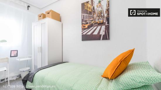 Acogedora habitación en alquiler en el apartamento de 6 dormitorios en L'Eixample - VALENCIA