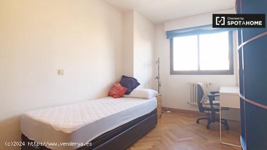 Se alquila gran habitación en apartamento de 3 dormitorios en San Blas - MADRID