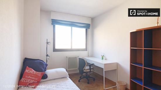 Se alquila gran habitación en apartamento de 3 dormitorios en San Blas - MADRID