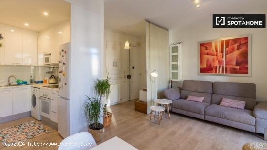 Precioso apartamento de 2 dormitorios con balcón en alquiler cerca de la calle de Sants en Sants - 